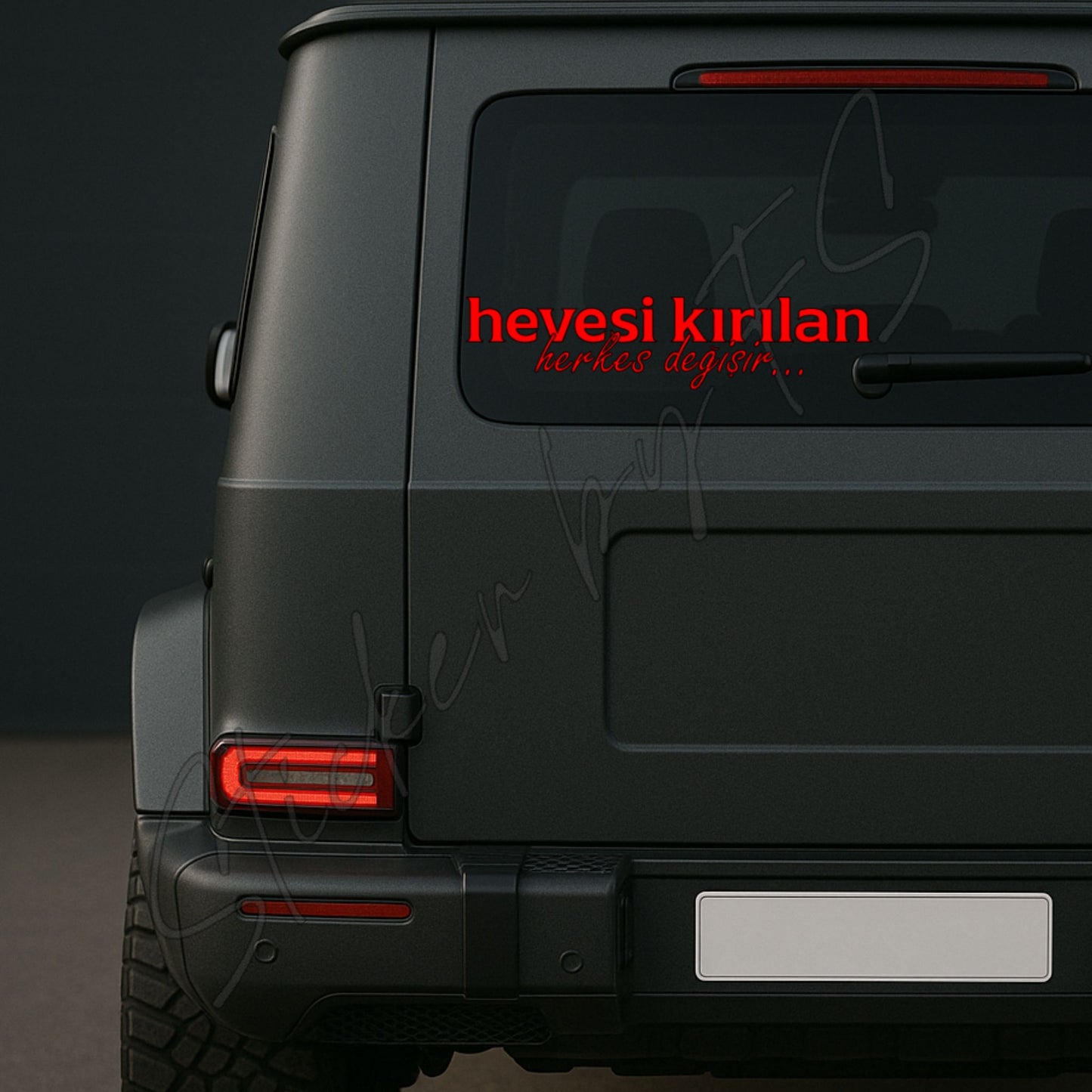 Roter hevesi kırılan Sticker auf dunkler Heckscheibe, auffälliger Autoaufkleber mit türkischem Spruch, wetterfest und UV-beständig.