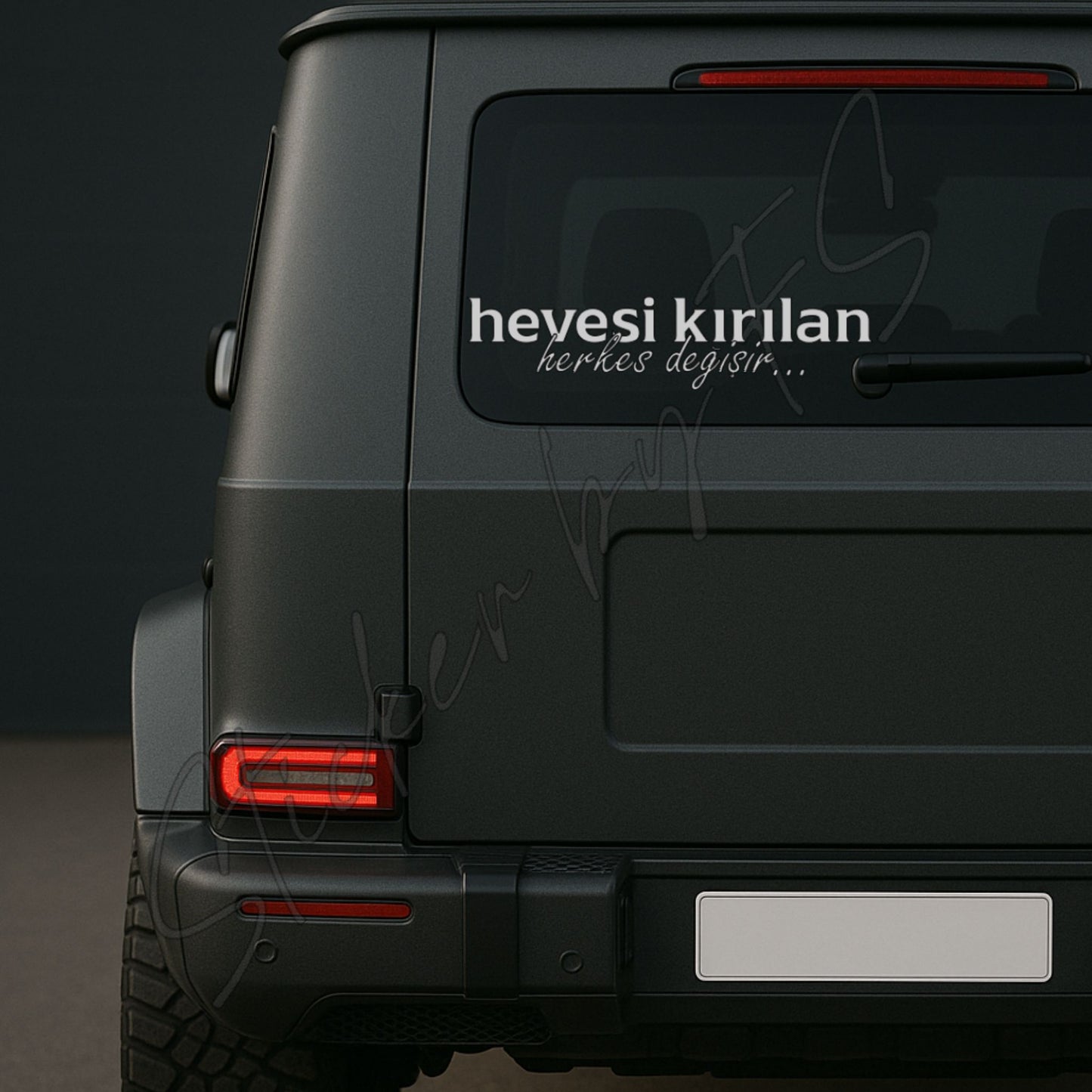 Minimalistischer hevesi kırılan Aufkleber in Weiß auf SUV-Heckscheibe, wetterfester Autoaufkleber mit emotionalem türkischen Text.